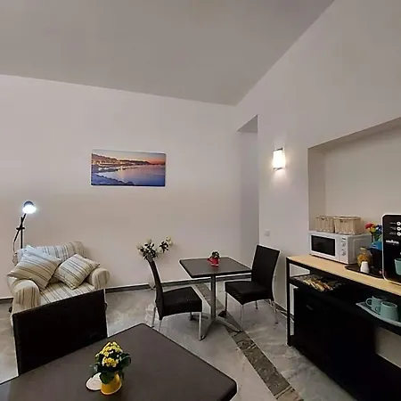 Le Ginestre In Centro B&B 살레르노